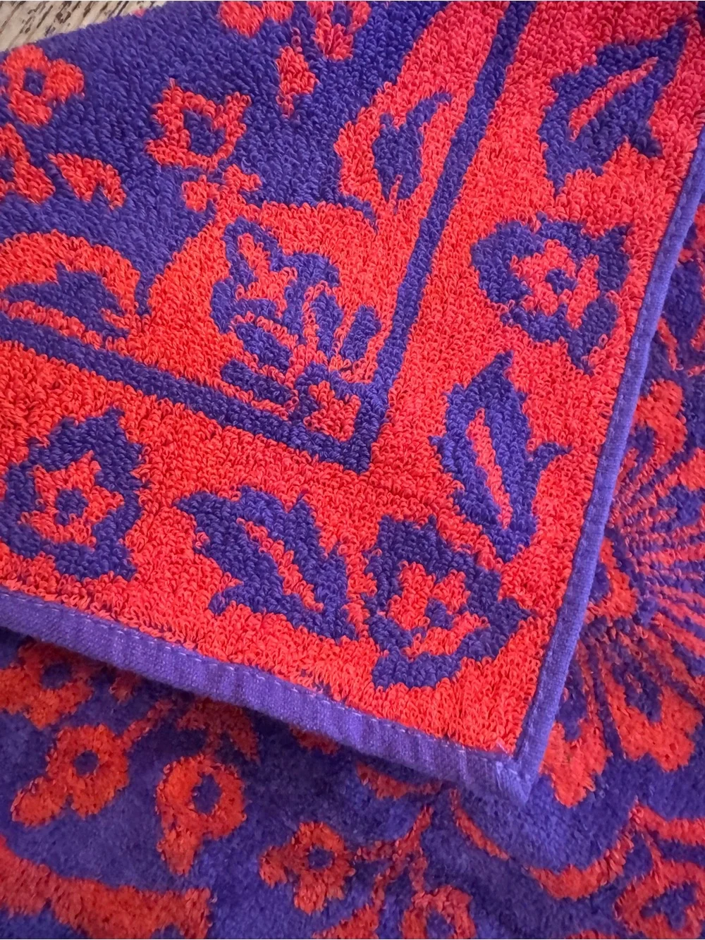 Vintage Fieldcrest Bold Vibrant Red and Purple/blue Floral Accent towel